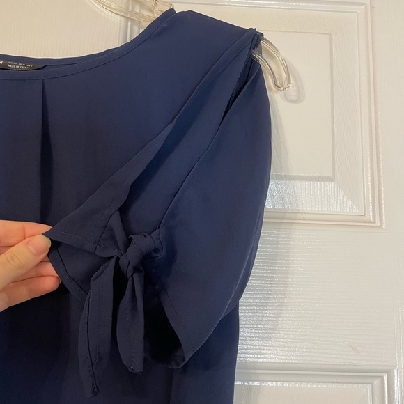 ✨5 for $15✨ navy blouse - Picture 3 of 4